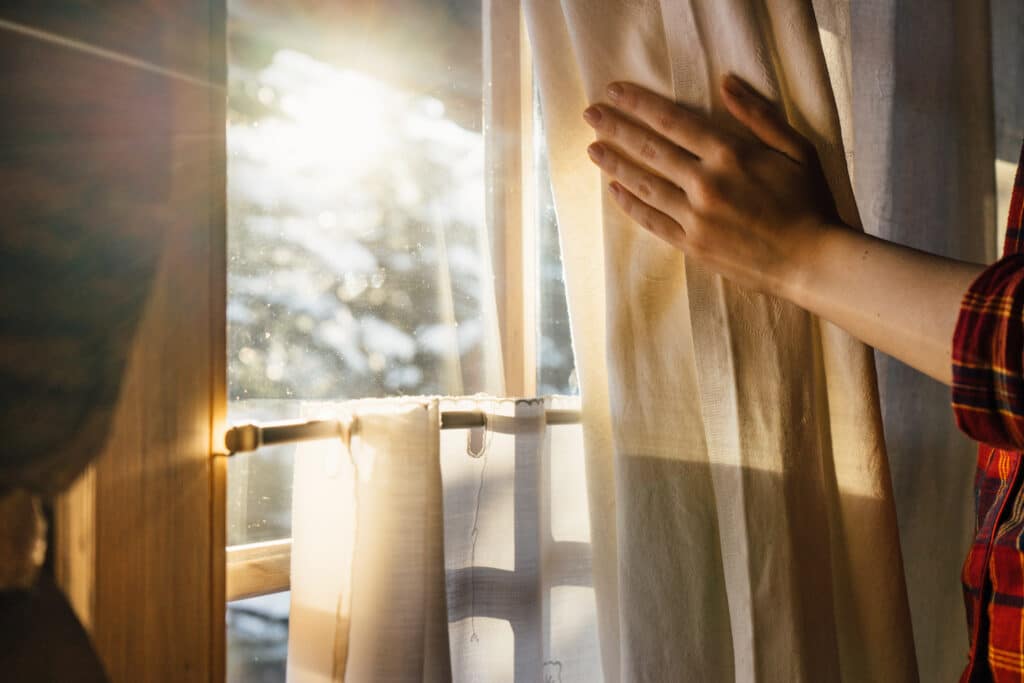 4 Best Thermal Curtains For Winter, Curtains For Cold Weather